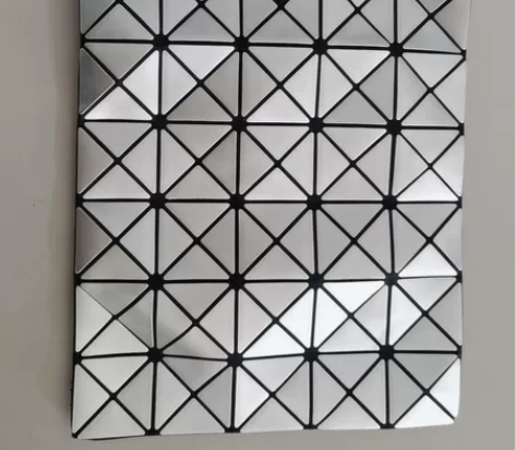 女士手拿包，识货的拍，据说是大品牌，银灰色...