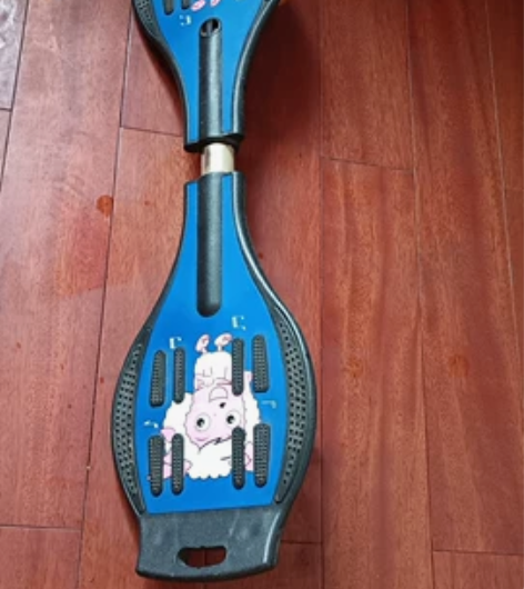 两轮双脚钮动滑板车,蛇形运动滑板车。杭州文...