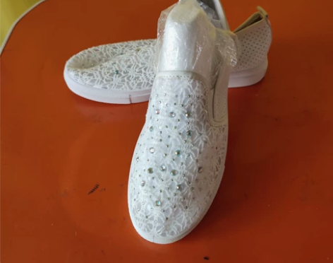39码白色网纱亮钻软底鞋，上脚舒服 感兴趣...