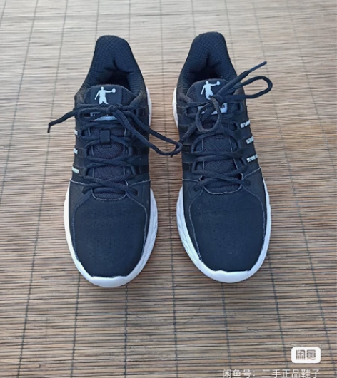 42.5码乔丹，男款运动鞋。 鞋子八成新以...
