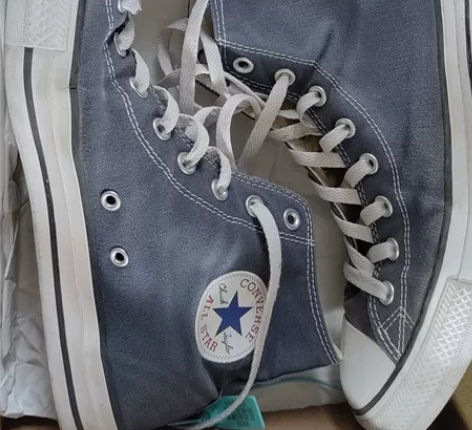 匡威正品帆布鞋，原盒低价出售，鞋弯着处开胶...