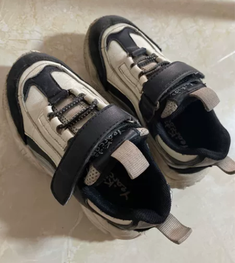 意尔康 全皮运动鞋 纯皮 白色 鞋头有磨损...