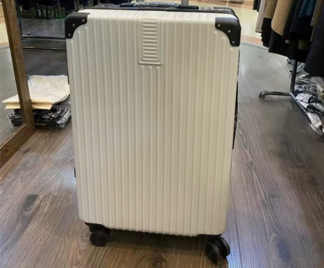 全新闲置一个26寸行李箱拉杆箱 黑白色,轮...