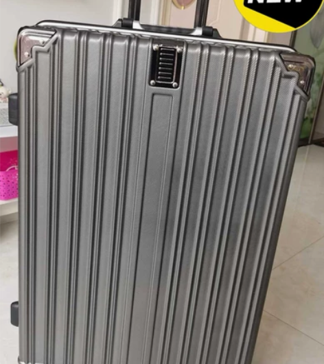 闲置一个26寸高档的行李箱，深灰色，全新未...