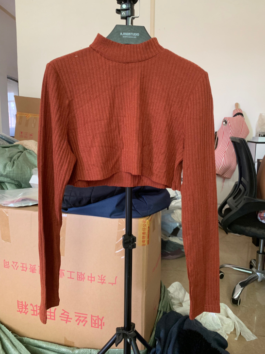 短款针织衫；后面有一条白线特价不退换