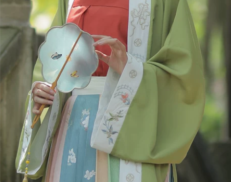 ?兰若庭 汉服 宋制 此间春色 只有绿色长...