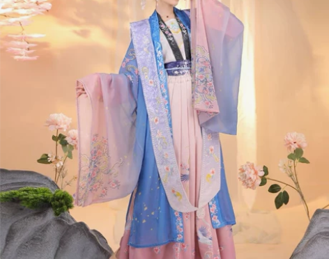 图片所示汉服 m码。不含霞帔 买了半年就穿...