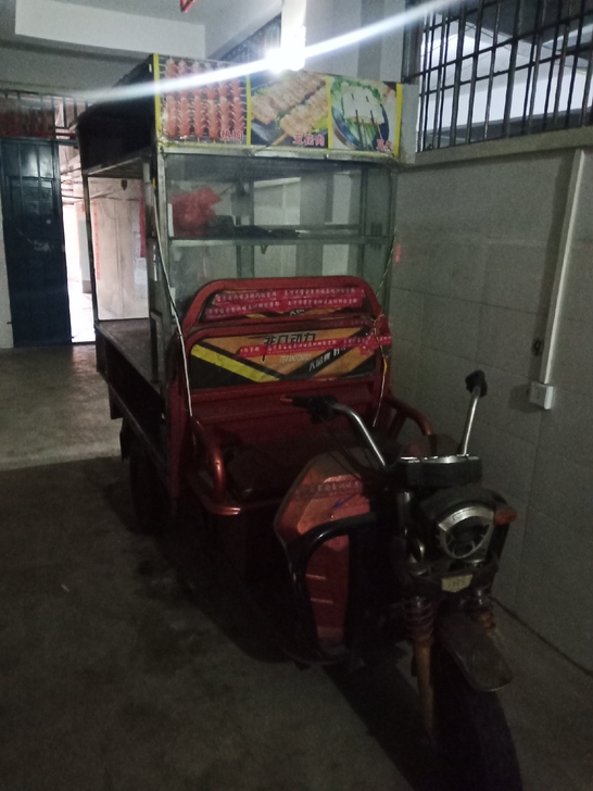 改装小吃三轮车。