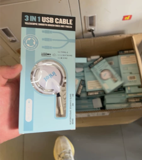 USB一拖三充电线5元一个包邮，一箱全包可...