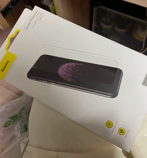 出iPhone11的钢化膜啦~倍思的。没用...