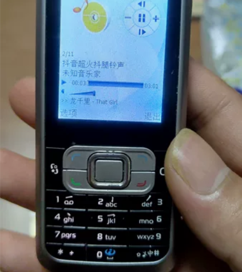 诺基亚6120行货，很多年以前的产品，喜欢...