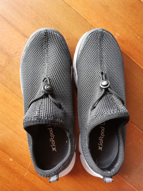 特步黑色网眼运动鞋