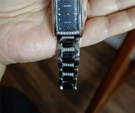 雷诺钢带女表手表石英手表，基本全新，实体店...