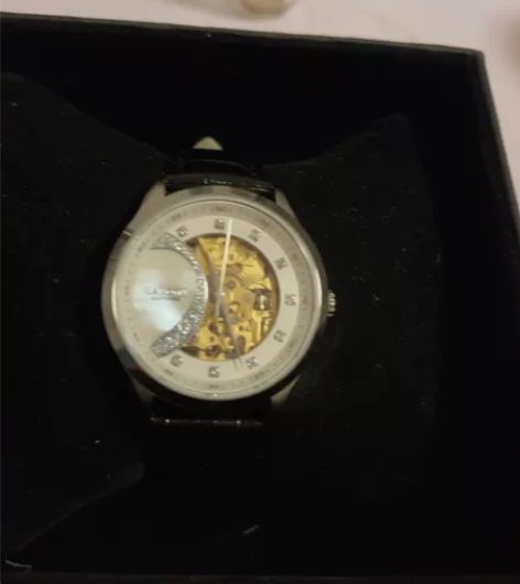 别人送的雷诺情侣表。另一只已经卖了。没有盒...