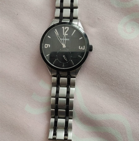 很早之前买的雷诺手表，正常佩戴一点时间后换...
