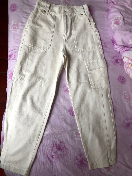 zll白色牛仔工装裤，料子是很舒服的软牛仔...