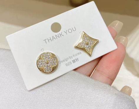 高级大牌 四叶草耳钉 不对称耳钉 全新，材...