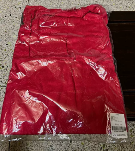 服装店倒闭清库存。超大围巾,中国红和亮黄两...