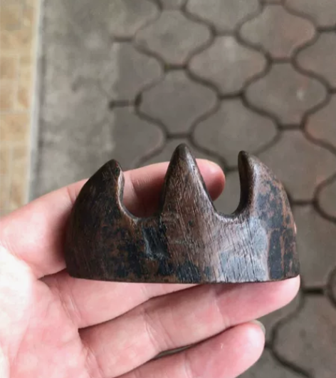 老沉香笔架,高6.8 X 3.6CM,不包...