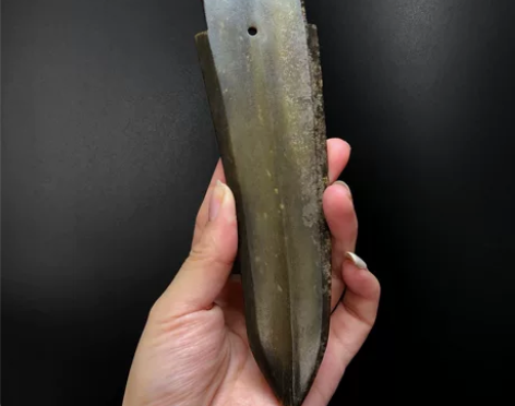 商戈、【开门重器】，早年家父收藏，玉戈呈褐...