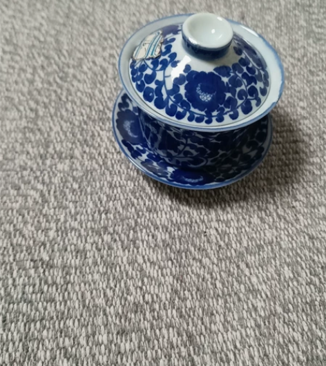 一个老青花盖碗，盖子有磕，碗和底拖完整，如...