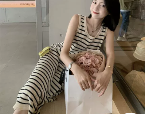 镂空设计感条纹针织连衣裙女夏季法式宽松显瘦...