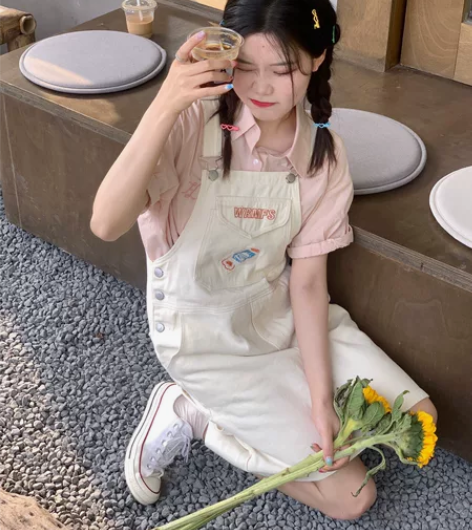 减龄学院风刺绣奶白色牛仔背带裙 穿过两次 ...