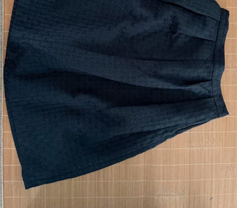 百搭的大摆裙。内里包边有内衬，专柜买的，长...