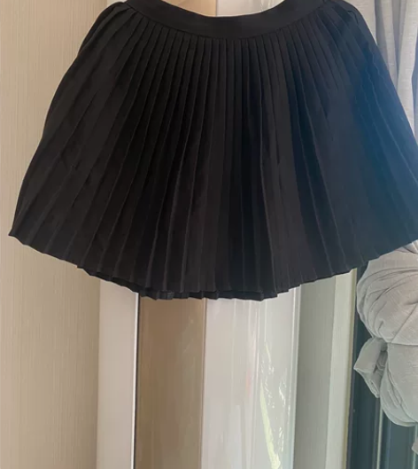 黑色百褶裙，适合90-100斤 感兴趣的话...