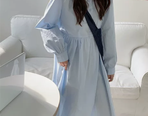 2022年新款早秋盐系减龄浅蓝色长袖裙子女...