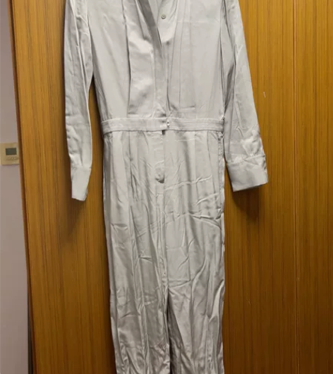 连体裤，一次未穿，吊牌还在，大牌折扣，买的...