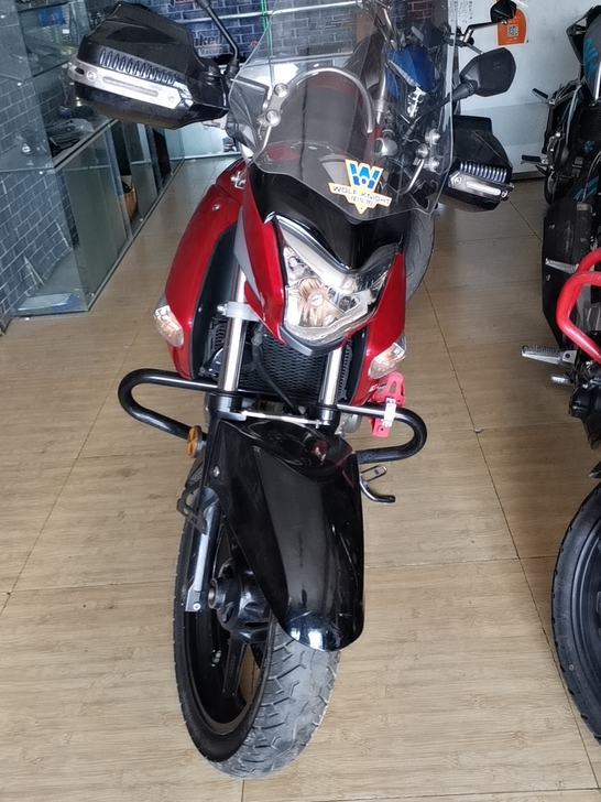 铃木丽驰250。双缸250。震动小，跑长途...