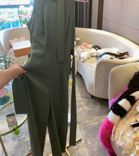 超重工的墨绿色连体裤 超级气质 气质女神来...