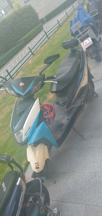 有牌，刚刚新换电池能跑80公里左右。前刹不...