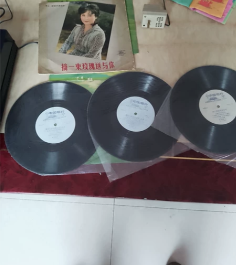 四十多年的老黑胶唱片三张，有李谷一演唱的电...