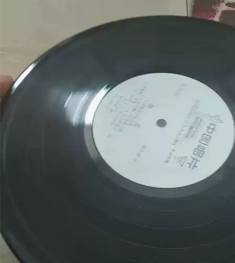 绒花电影歌曲黑胶唱片!品相如图!封皮后面歌...