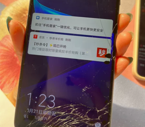 华为荣耀v10，6+64，耳机处有破损，四...