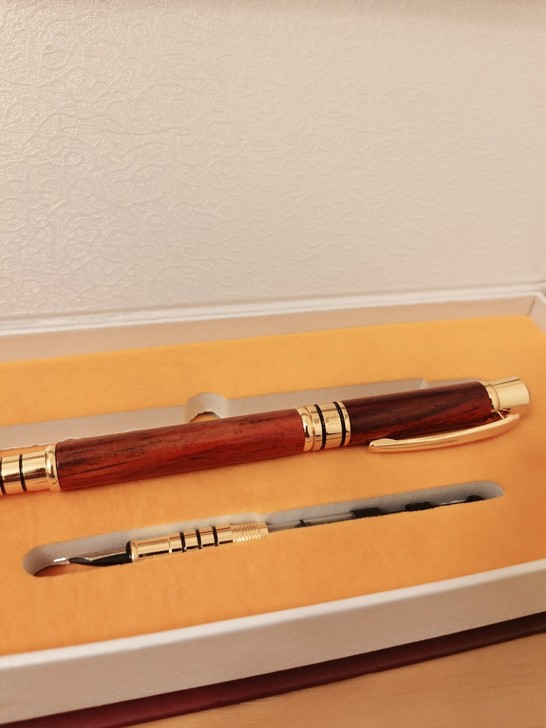 老挝大红酸枝笔。全新未使用，只为回血。