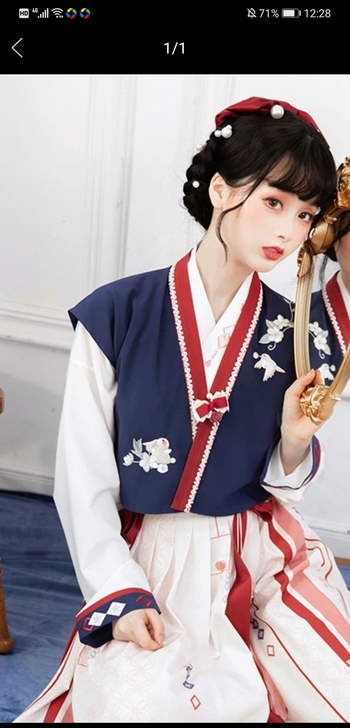 求购出池夏汉服三件套...