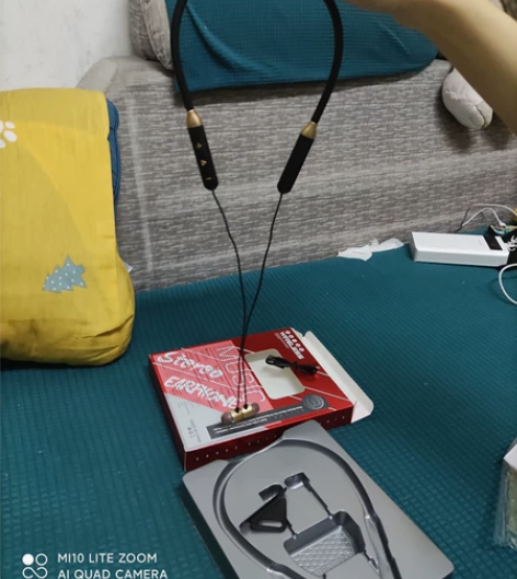 挂脖运动蓝牙耳机（送充电器，一对耳帽） 好...
