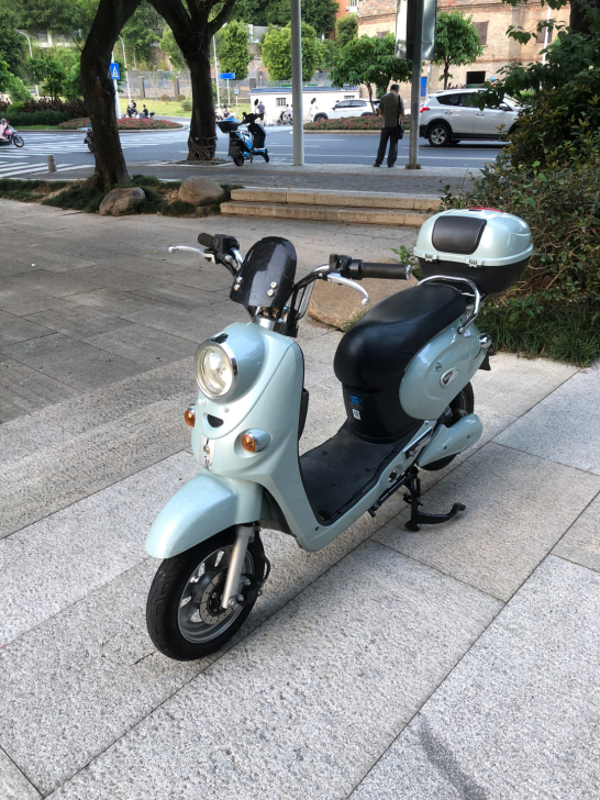 爱玛电动车，车子4个大电池满电40公里左右...