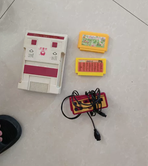 童年的回忆 小霸王游戏机加二盘卡 还有接电...
