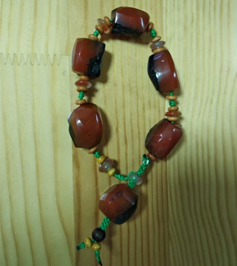 全新南红冷水河铁皮红与黑。满色满肉，随形手...