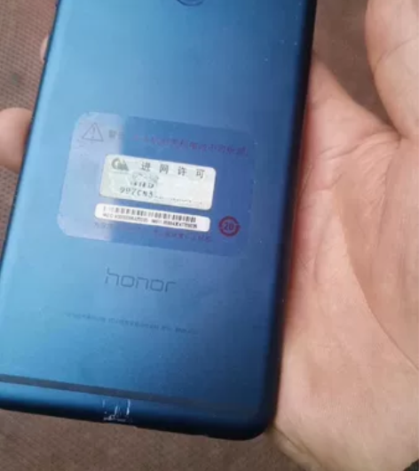 荣耀7x，4+32内存，手机都是带皮套使用...