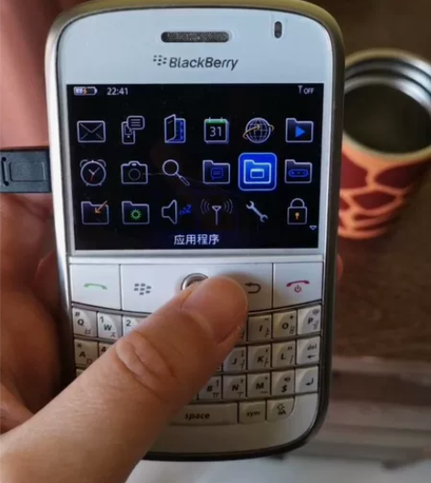 黑莓手机，都是情怀 整理东西的时候翻出来的...