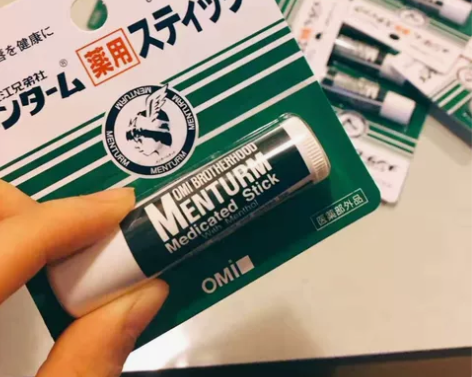 日本OMI近江兄弟薄荷润唇膏无色修护滋润补...