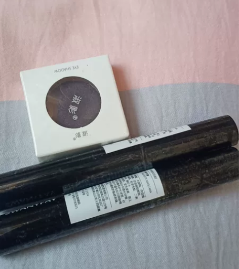 眼影，睫毛膏，秒拍全新 感兴趣的话点“我想...