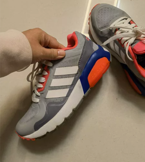 adidas阿迪女款 休闲灰色 拼接运动鞋...