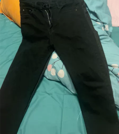 2条全新牛仔裤，黑色和灰色，能穿到130斤...