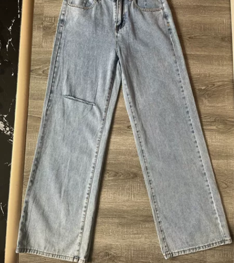 全新破洞女士牛仔裤阔腿裤，M码，腰围34c...